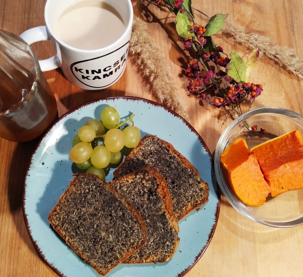 Villámgyors finomságok őszi csajos találkára 5 perces bögrés mákos, Latte fűszeres sütőtök sziruppal - recept 2 2021 10 30 21 16 21 769 scaled e1635621932853
