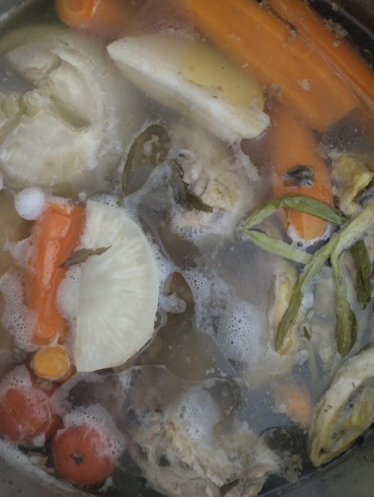 Zero Waste húsleves recept, amiből egész héten változatosan ehetsz! 3 kincses kamra recept husleves gyongyozo fozese zero waste recept